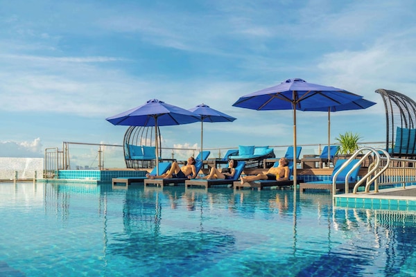 Una piscina al aire libre