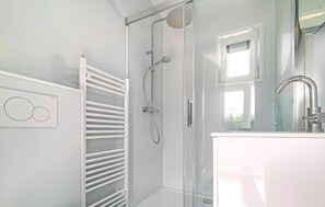 Suihku, hiustenkuivaaja