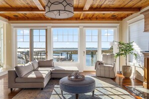TV - Oceanview Mansion: 2 Deep Water Slips Up to 80' (Ocean City)
