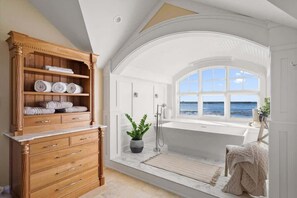 Spa - Oceanview Mansion: 2 Deep Water Slips Up to 80' (Ocean City)