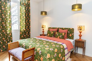 3 habitaciones, tabla de planchar con plancha y cuna de viaje 