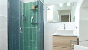 Dusche, Haartrockner, Bidet, Handtücher