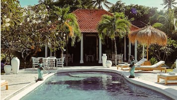 Outdoor pool, pool umbrellas, sun loungers