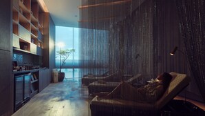 Un interior moderno con una zona de estar, una cocina y un ventanal grande.
