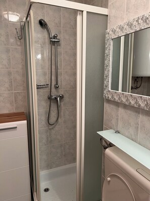 Een douche, een haardroger, handdoeken, zeep