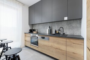 Apartamento urbano | Cozinha americana privada | Geladeira, fogão, cooktop, lava-louças