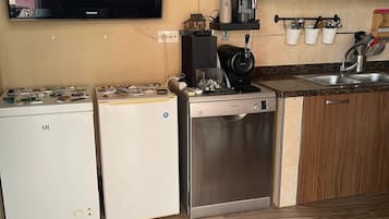 Een koelkast, een magnetron, een oven, een kookplaat