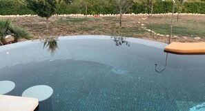 Utendørsbasseng og et oppvarmet basseng