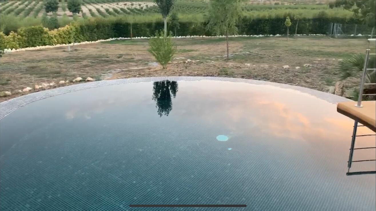 Una piscina al aire libre, una piscina climatizada