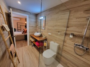 Kamar Comfort, pemandangan kebun | Kamar mandi | Pancuran hujan, perlengkapan mandi gratis, pengering rambut, dan handuk