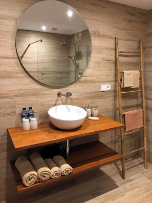 Deluxe kamer, 1 twee- of 2 eenpersoonsbedden, uitzicht op tuin | Badkamer | Een regendouche, gratis toiletartikelen, een haardroger, handdoeken