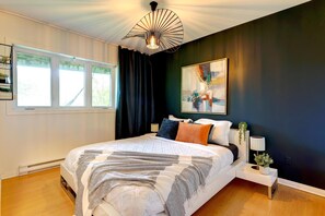 2 bedrooms, desk, travel cot, WiFi