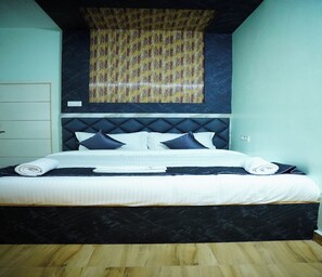 Standard Room | Desk, free WiFi, bed sheets - Park View Residency (Puducherry)