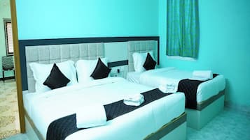 Suite | Desk, free WiFi, bed sheets
