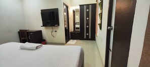 Deluxe Double Room | Desk, soundproofing, iron/ironing board, free WiFi - Stayz Inn T.Nagar (Chennai)