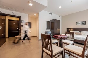 Habitación junior con 1 cama doble o 2 individuales | Caja fuerte, cortinas opacas, wifi gratis y ropa de cama