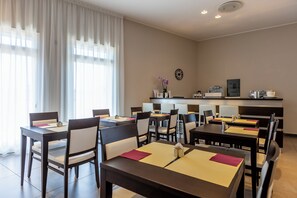 Daily buffet breakfast for a fee - Mosaico Suite (Cesena)