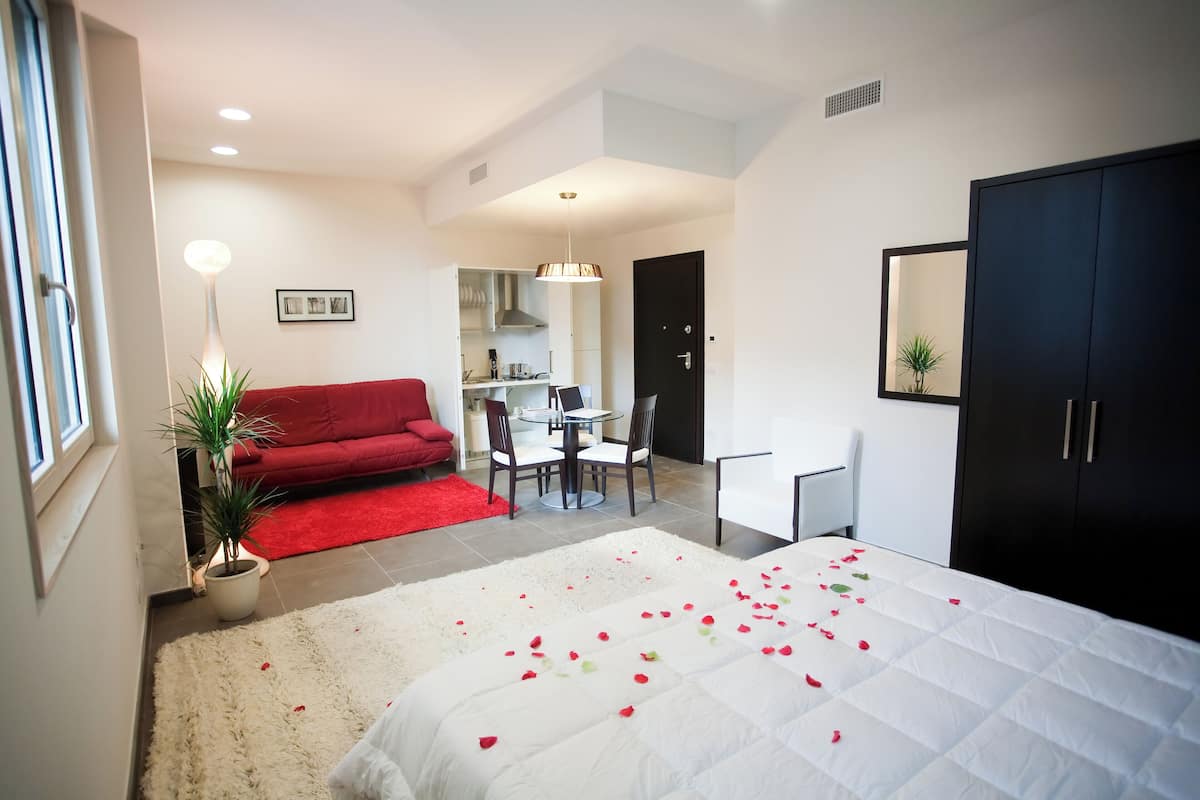 Habitación junior con 1 cama matrimonial o 2 individuales | Área de sala de estar | Smart TV