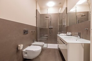 Superior Room, 1 Bedroom | Bathroom