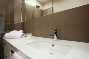 Shower, free toiletries, hair dryer, slippers - Mosaico Suite (Cesena)