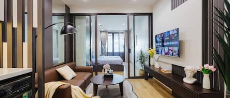 Chambre Deluxe Double ou avec lits jumeaux, vue ville | Rideaux occultants, fer et planche à repasser, Wi-Fi gratuit