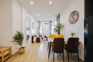 Quarto família | Cortinas blackout, ferros/tábuas de passar roupa, Wi-Fi de cortesia