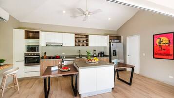 Køleskab, mikrobølgeovn, ovn, kogeplade