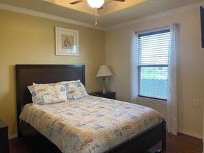 1 bedroom, iron/ironing board, free WiFi, bed sheets - one bedroom one bath cottage wheelchair accessible (Rockport)