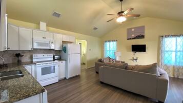 Jääkaappi, mikroaaltouuni, uuni, liesi