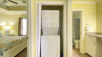 1 habitación, tabla de planchar con plancha, wifi gratis y ropa de cama