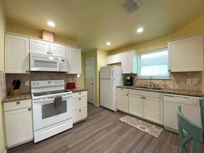 Fridge, microwave, oven, stovetop - This house is a 2 bedroom(s), 1 bathrooms, located in Rockport, TX. (Rockport)