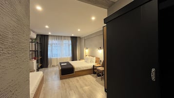 Habitación triple Confort | Insonorización, tabla de planchar con plancha y wifi gratis