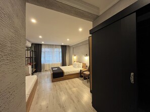Comfort-Dreibettzimmer | Schallisolierte Zimmer, Bügeleisen/Bügelbrett, kostenloses WLAN