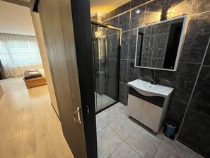 Deluxe Triple Room | Bathroom | Slippers - Saffron Hotel Old City (Istanbul)