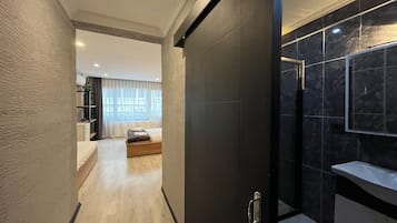 Tremannsrom – deluxe | Lydisolert, strykejern/-brett og wi-fi (inkludert)