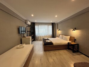 Deluxe-Dreibettzimmer | Schallisolierte Zimmer, Bügeleisen/Bügelbrett, kostenloses WLAN