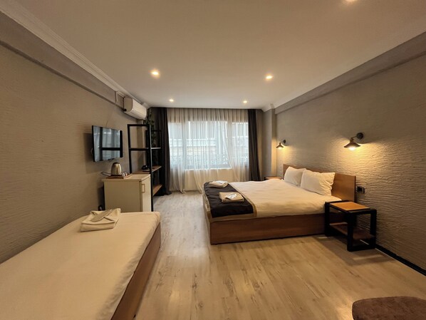 Deluxe Triple Room | Soundproofing, iron/ironing board, free WiFi