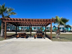 Outdoor dining - 2 Bedroom 1 bath Cottage (Rockport)