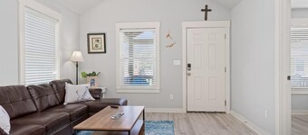 2 bedroom 2 bath cottage sleeps 6! Community Pool