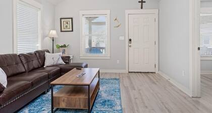 2 bedroom 2 bath cottage sleeps 6! Community Pool