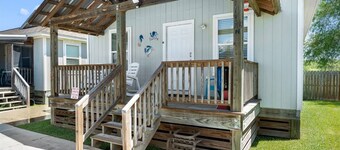 2 bedroom 2 bath cottage sleeps 6! Community Pool