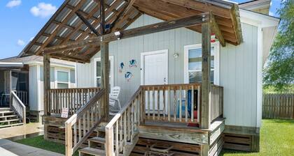 2 bedroom 2 bath cottage sleeps 6! Community Pool
