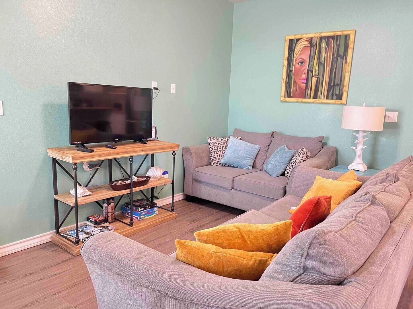 3 bedroom 2 bath cottage - pet friendly - community pool