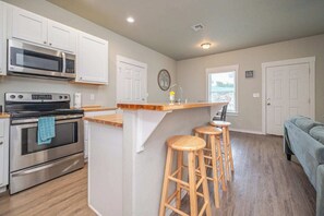 Refrigerador, microondas, horno y parrilla de estufa