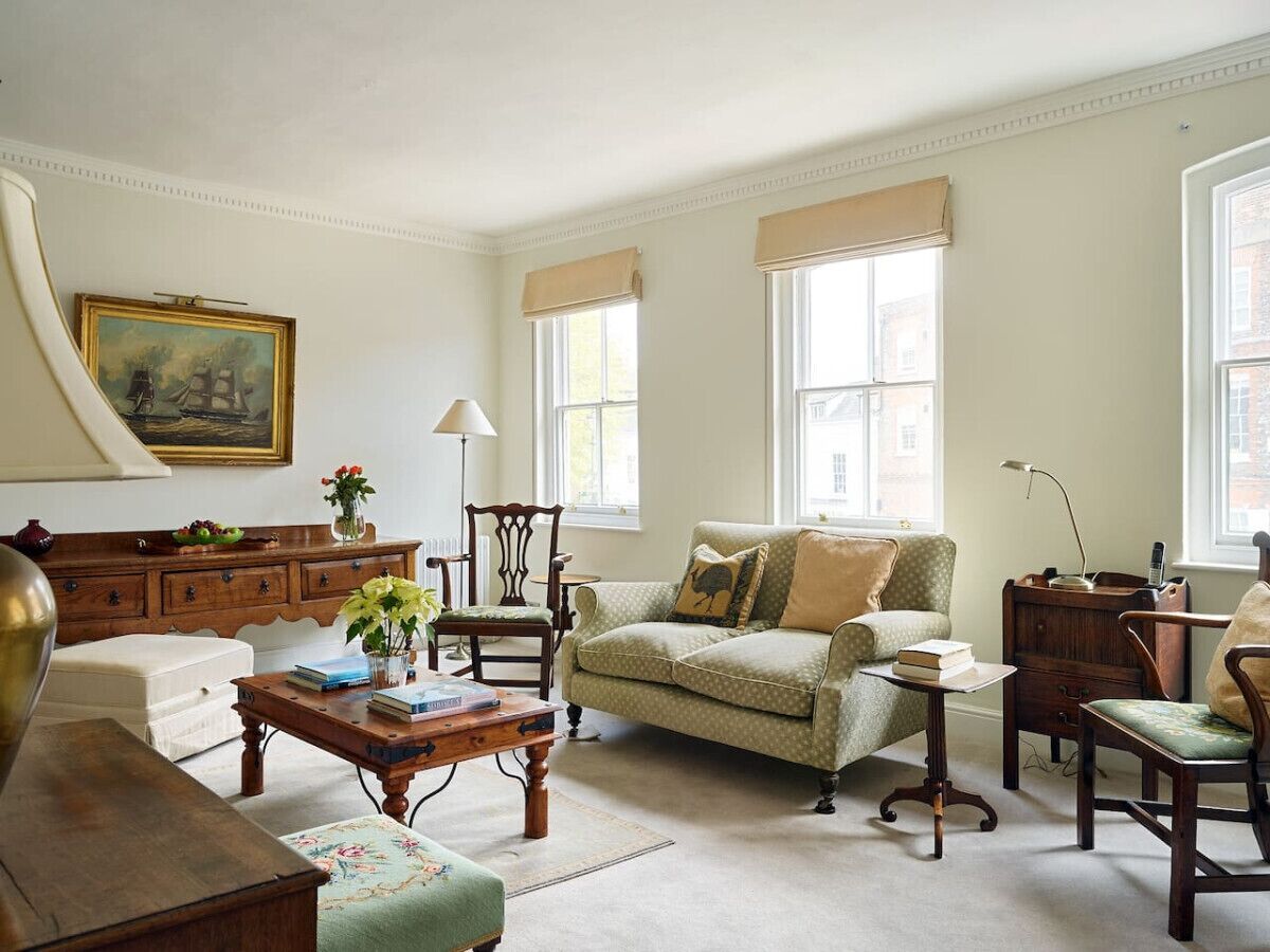 Smart TV, fireplace, books, offices