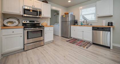 This cottage is a 2 bedroom(s), 2 bathrooms, located in Rockport, TX.