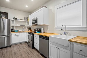 Jääkaappi, mikroaaltouuni, uuni, liesi