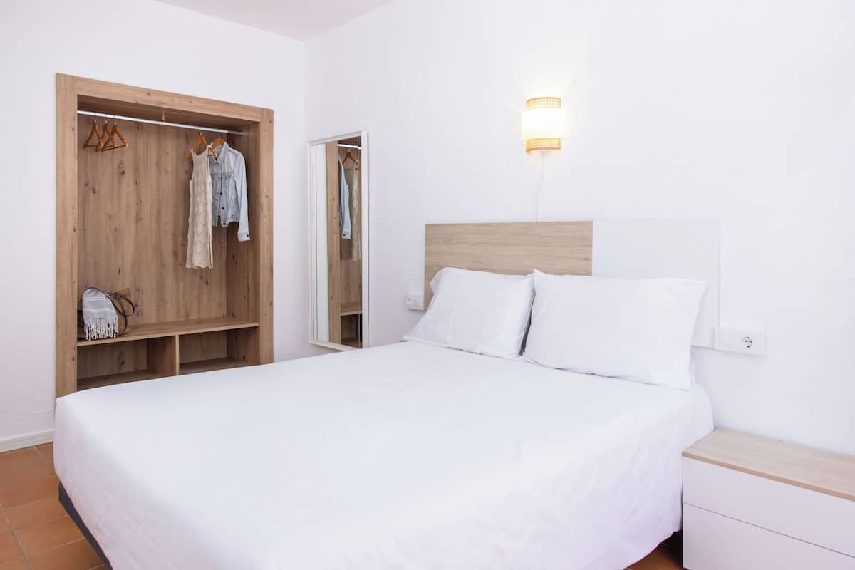 Apartment, 3 Bedrooms | 2 bedrooms, free WiFi, bed sheets