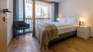 Suite, 2 habitaciones | Ropa de cama hipoalergénica y caja de seguridad en la habitación