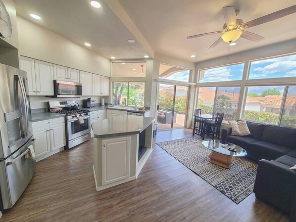 冷蔵庫、電子レンジ、オーブン、コンロ